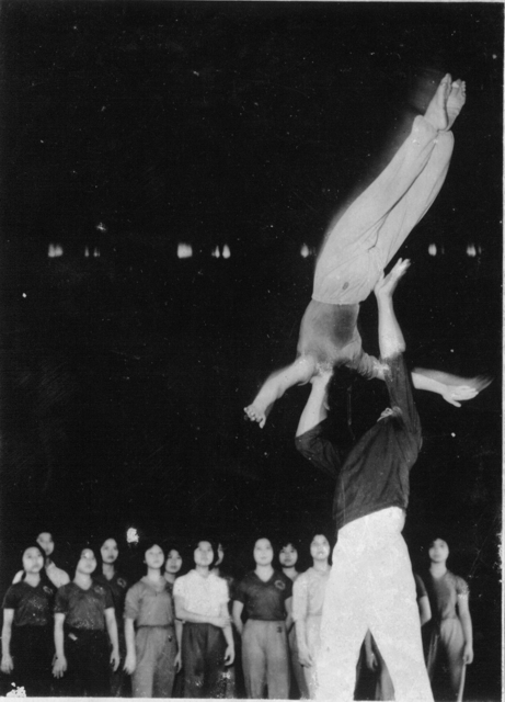 Vi Ha hoc co ban nhao lon - thay Le Tien Dung(2-4-1965) Vi Ha hoc co ban nhao lon - thay Le Tien Dung(2-4-1965)