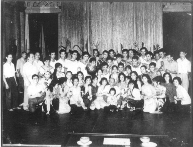 den tham Bac Ho truoc khi di bieu dien 7 nuoc Dong Au1967 den tham Bac Ho truoc khi di bieu dien 7 nuoc Dong Au1967