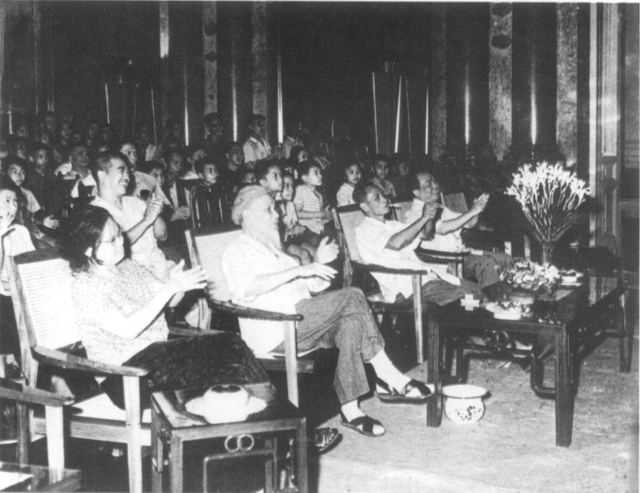 Bac cung tt Pham Van Dong,dt Vo Nguyen Giap xem doan bieu dien tai Phu Chu Tich1967 Bac cung tt Pham Van Dong,dt Vo Nguyen Giap xem doan bieu dien tai Phu Chu Tich1967