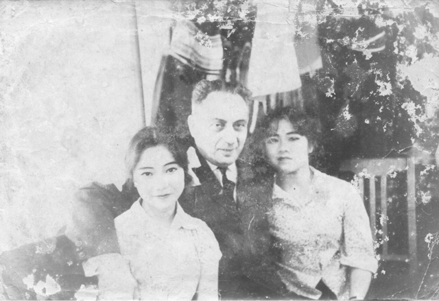 Thuy Huong, Vi Ha, Papa truoc gio bieu dien o Leningrad Thuy Huong, Vi Ha, Papa truoc gio bieu dien o Leningrad